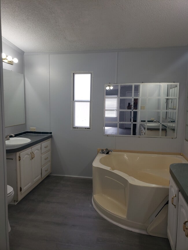 Building Photo - 2640 O'Glesby Dr