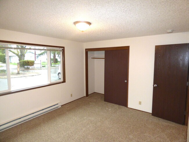 Building Photo - Rent Special: 1/2 Off June's Rent!! 2-bedroom Single Level Apartment