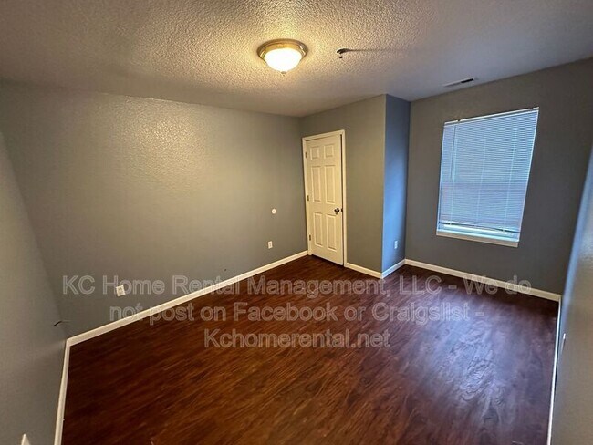 Building Photo - 1006 W Royle St