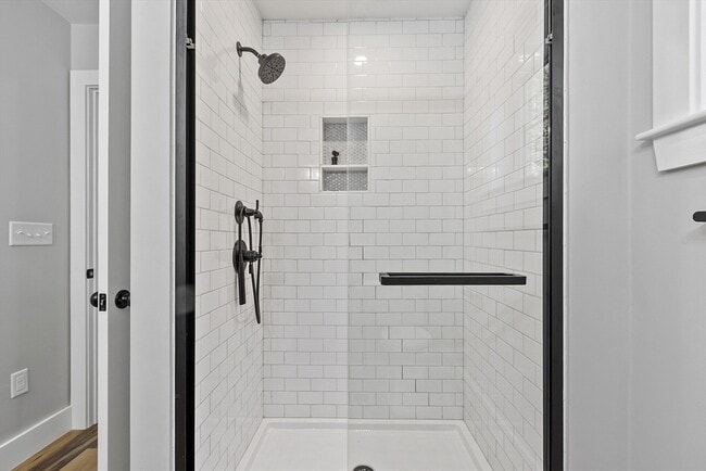 Building Photo - 18 Buttonwood Pl