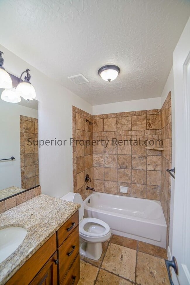 Building Photo - 3 bed, 2.5 bath townhouse with new paint and carpet