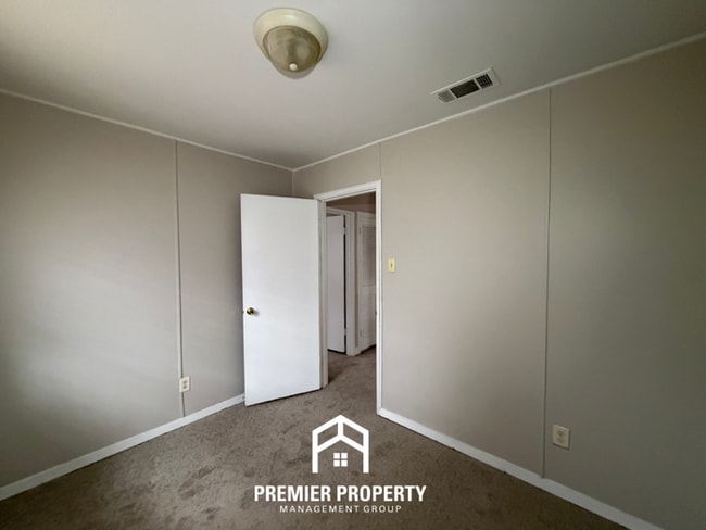 Building Photo - Cozy 3BR Memphis Home with Fenced Yard, Bright Living Space & Convenient Layout