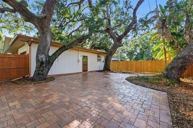 Building Photo - 4926 Camellia Way S