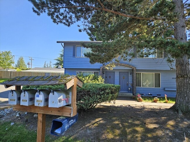 Building Photo - Remodeled 2/1.5 Townhome in a Quiet Fourplex