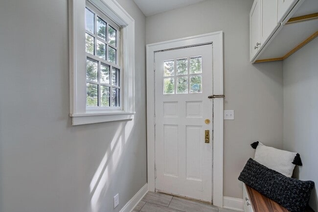 Building Photo - 2056 Summit Ave