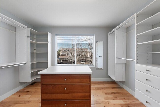 Building Photo - 4 Bedroom Dream Home waiting for you!