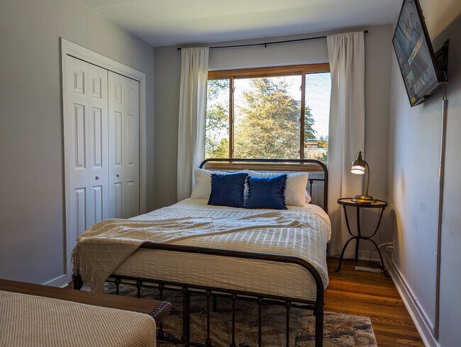 Building Photo - 600 Woodside Rd