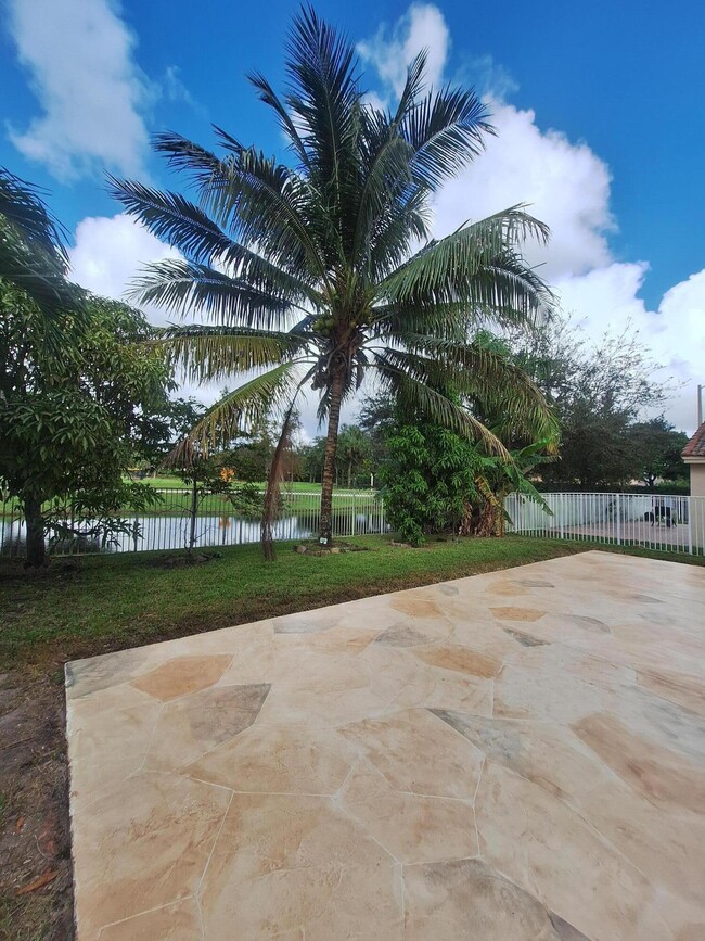 Building Photo - 4015 Banyan Trails Dr