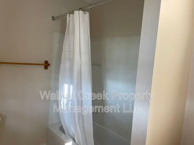 Building Photo - 870 S Main St