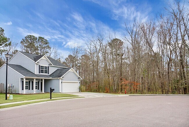 Building Photo - 3 bedrooms, 2.5 bathrooms  2-car garage in...