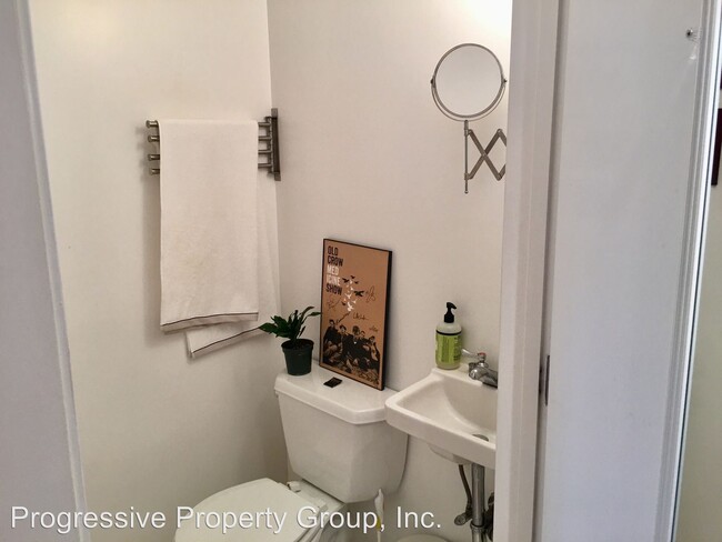 Building Photo - 348 Hyde St