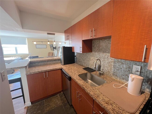 Building Photo - 100 Lincoln Rd