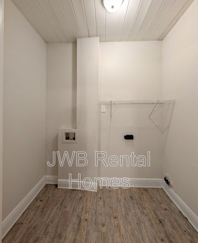 Building Photo - 44 W 55th St