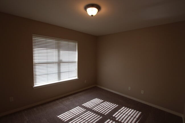 Building Photo - Stunning 3 Bedroom in Vineyard Estates! Av...