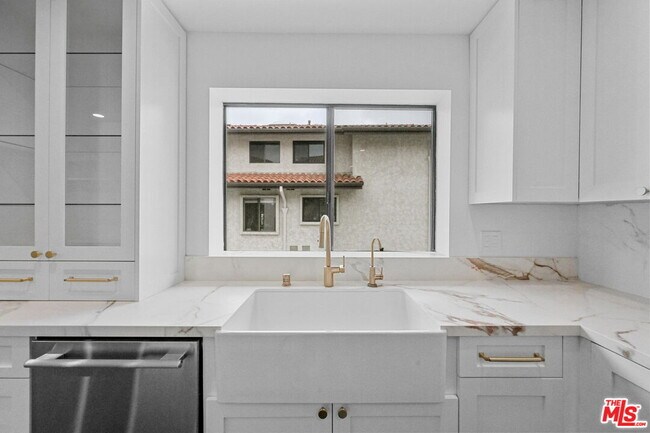 Building Photo - 1486 Palisades Dr