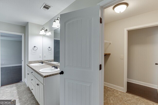 Building Photo - 323 Deer Run Dr