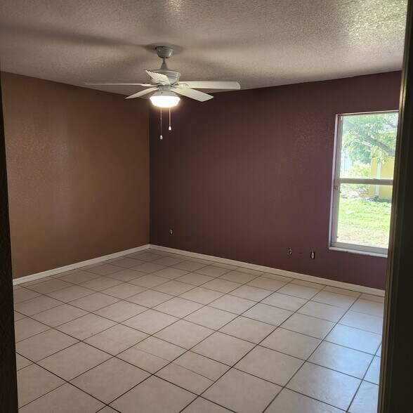 Building Photo - 1037 SE 11th St