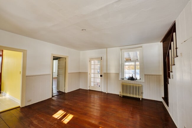 Building Photo - Beautiful 4 Bedroom Farm House