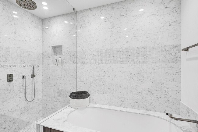 Building Photo - 1000 Brickell Plaza