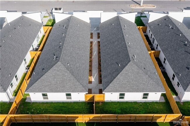 Building Photo - 405 N Onyx Ave