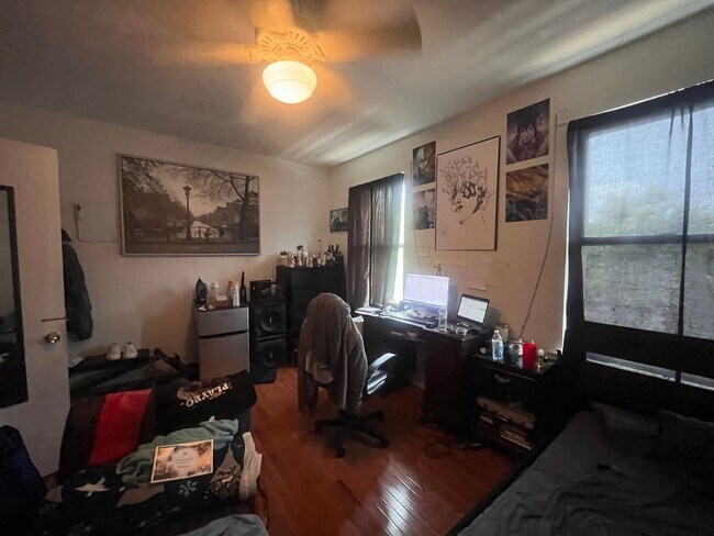 Building Photo - Bright and spacious three bedroom unit in ...