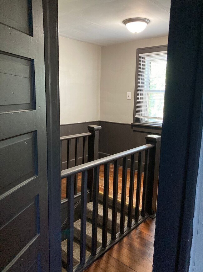 Building Photo - 3 bedroom with a bonus room! Nice enclosed sun porch!
