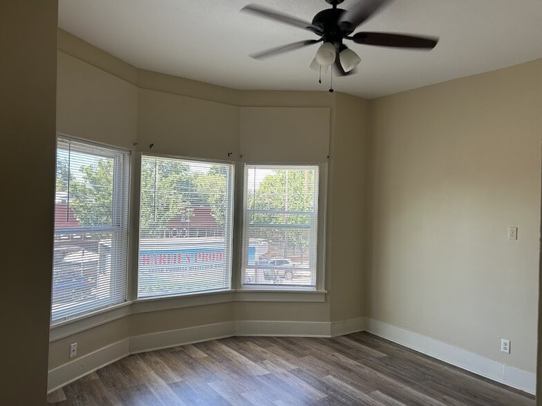 Light & bright with high ceilings to make the space feel bigger - 4537 SE 65th Ave