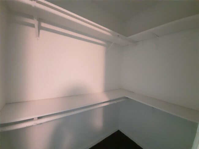 Building Photo - 6115 Glen Lee Dr