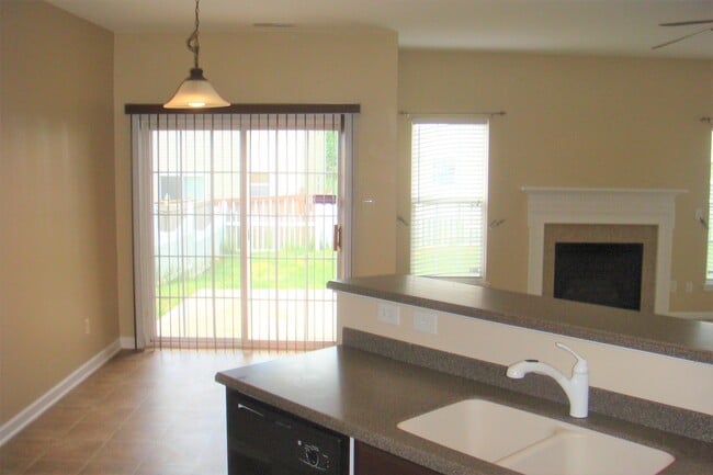 Building Photo - Great Home Community Pools Like A Resort