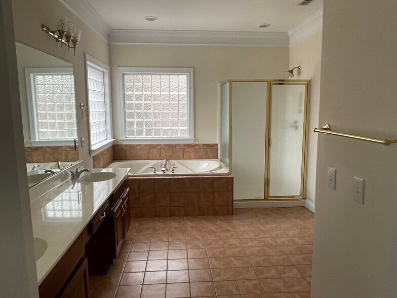 Building Photo - 7127 Weddington Brook Dr
