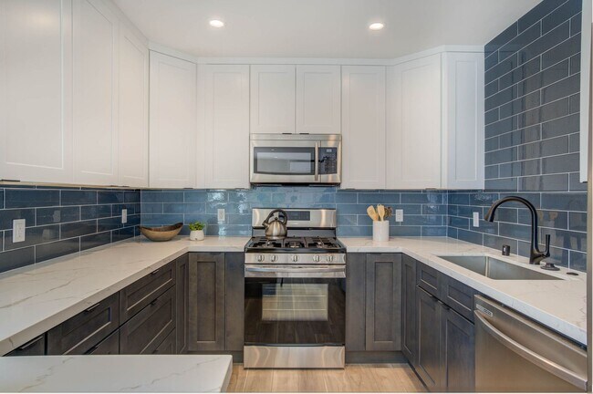 Building Photo - STUNNING UPGRADED UPSTAIRS 2BD/2BA UNIT IN...