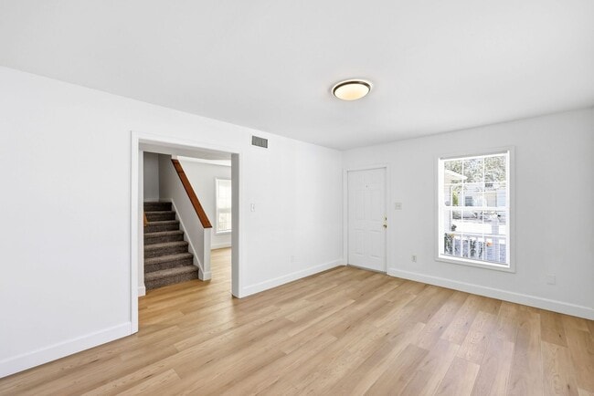 Building Photo - 3 Bedroom 2.5 Bathroom 1 car garage Single Family Home