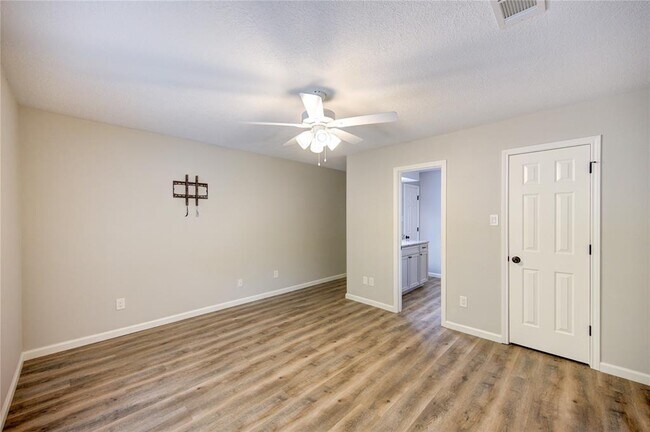 Building Photo - 4927 Kenlake Grove Dr