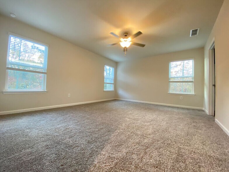 Building Photo - 151 Cedar Ln