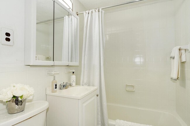 Full Bathroom - 99 Pleasant St