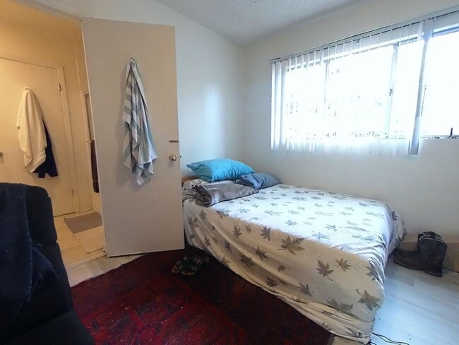 Building Photo - 5 bed 3 bath w/ POOL and Large rooms