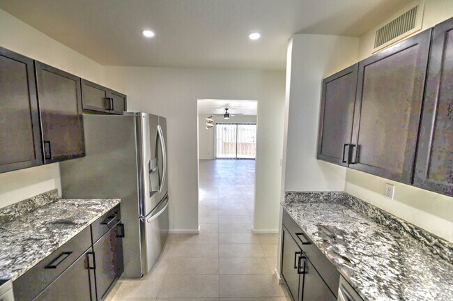 Building Photo - "Charming 2-Bed, 2-Bath Townhouse Retreat in Tucson – Spacious 1176 Sq Ft Living!"