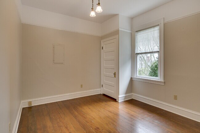 Building Photo - Rare & Charming Upper Queen Anne Home Available July!