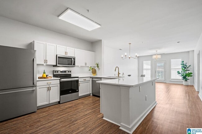 Building Photo - 401 20th St S