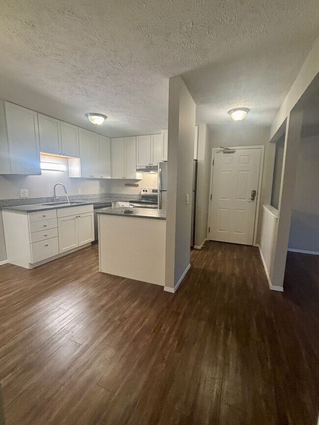 Building Photo - Spacious Dream Apartment — Right Where You Want to Be!