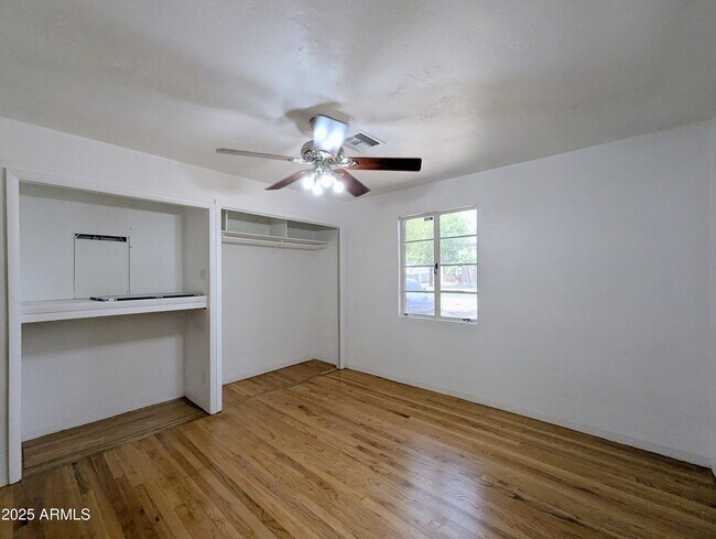 Building Photo - 2443 E Earll Dr
