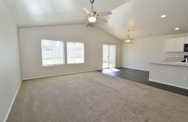 Building Photo - Immaculate Single-Level Home in Quiet Neig...