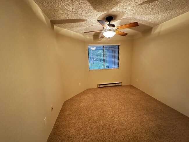 Building Photo - 2700 S White Mountain Rd