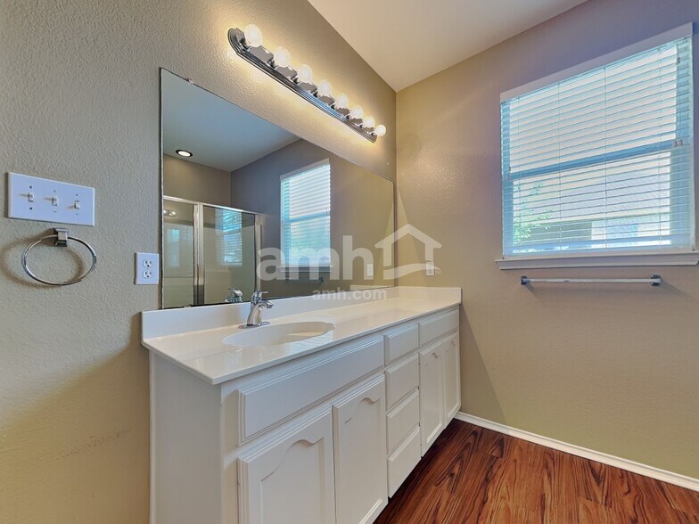 Building Photo - 9904 Henna Ln