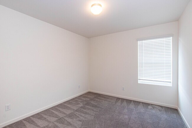 Building Photo - BEAUTIFUL 3 Bedroom Townhome Bonterra Village AVAILABLE NOW