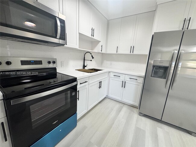 Building Photo - 10521 NW 35th Ct