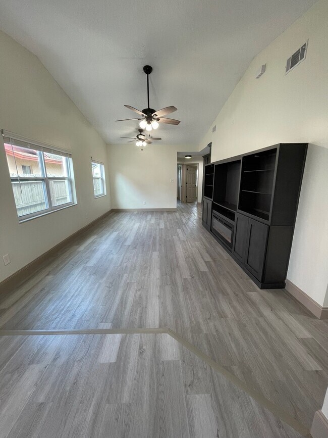 Building Photo - 660 Macduff Ln
