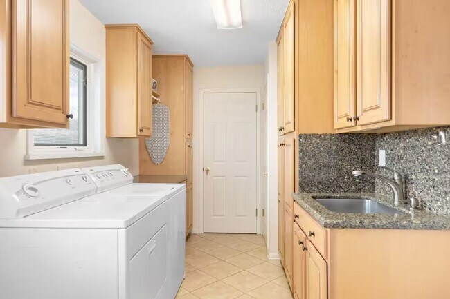 Building Photo - 3 Bed, 3 Bath Home with Expansive Kitchen, Two Living Areas & Private Suite