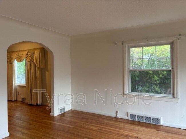 Building Photo - 1939 Ewald Cir