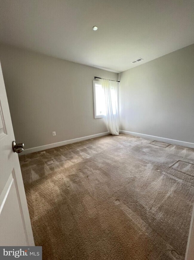 Building Photo - 8227 S Maple Lawn Blvd